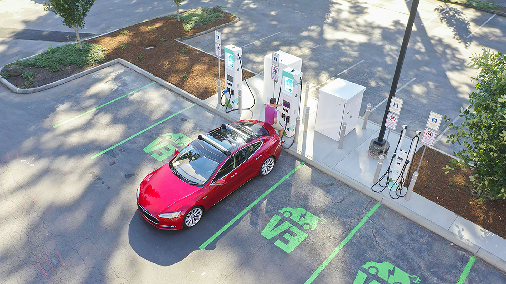 Lacey Mayor Andy Ryder uses PSE Up & Go Electric’s first public charging station, opened September 2020 at the Hub at Lacey.